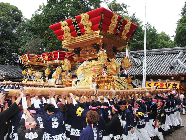 各地区の屋台が繰り出す総練りは、圧倒的な迫力で迫ってきます 岩壺神社 秋祭り