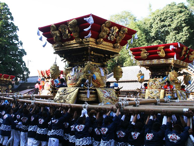 各地区の屋台が繰り出す総練りは、圧倒的な迫力で迫ってきます 岩壺神社 秋祭り