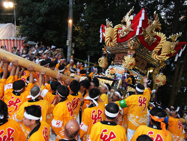 85段の急な石段を登っての宮入りは迫力満点 大宮八幡宮 秋祭り