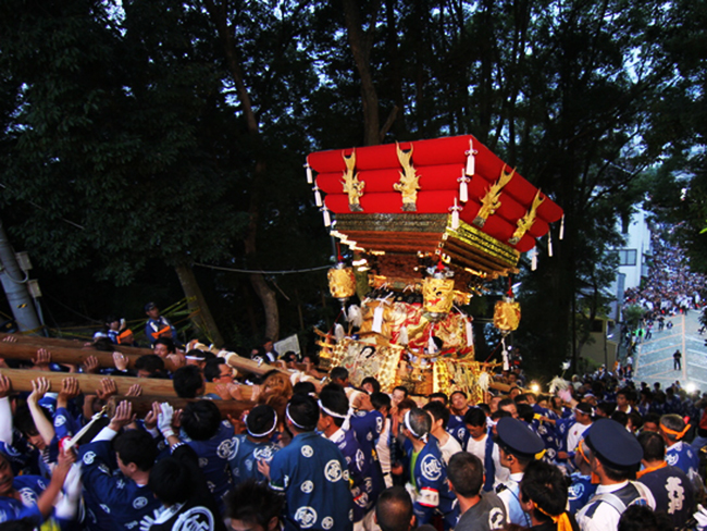 85段の急な石段を登っての宮入りは迫力満点 大宮八幡宮 秋祭り