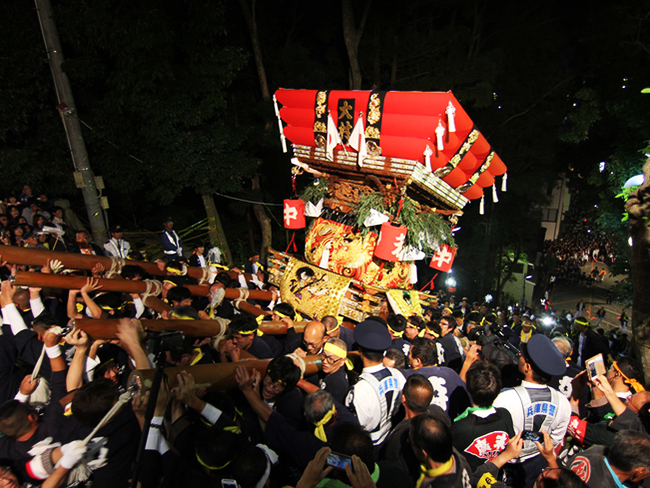 85段の急な石段を登っての宮入りは迫力満点 大宮八幡宮 秋祭り