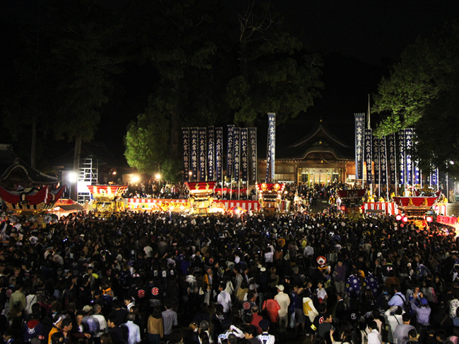 豪華な祭り屋台は一見の価値ありです。 大宮八幡宮 秋祭り 境内