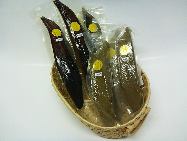 鰹節削り器で削ってお使い下さい。ご家庭で削りたての香りや味をお楽しみ頂けます。 枕崎産 鰹節(本枯節・新節)
