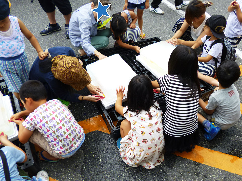 大人も子供も夢中!? 氷の中からチューペットを掘り出そう! 氷塊宝探しゲーム