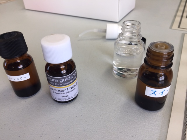 6種のエッセンシャルオイルを使って香水を作ります。 香水づくり