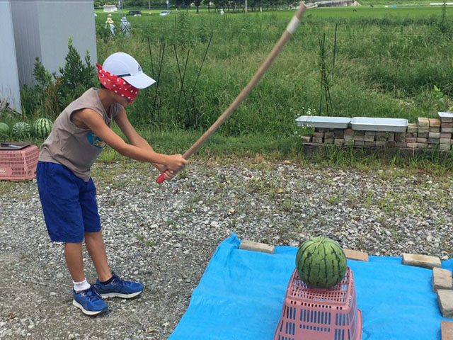 第一部は、小学生以下限定のスイカ割り スイカ割り