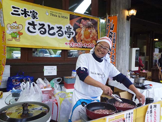 三木産の卵「赤玉のアン」とかしわ(ひね鶏)、隠し味に山田錦みそを使用した三木家さるとる亭さんの「かしわの好っきゃき丼」 かしわの好っきゃき丼